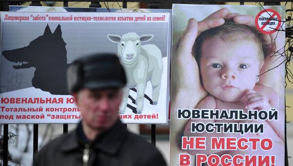 Участник шествия в защиту детей на Гоголевском бульваре в Москве Участник шествия в защиту детей на Гоголевском бульваре в Москве