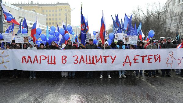 Участники шествия В защиту детей на Гоголевском бульваре в Москве Участники шествия В защиту детей на Гоголевском бульваре в Москве