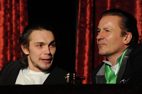 Олег Меньшиков (справа) в роли Лорда Генри и Сергей Кемпо в роли Дориана Грея в сцене из спектакля по роману Оскара Уайльда Портрет Дориана Грея Олег Меньшиков (справа) в роли Лорда Генри и Сергей Кемпо в роли Дориана Грея в сцене из спектакля по роману Оскара Уайльда Портрет Дориана Грея