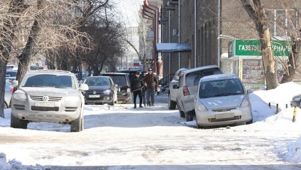 Припаркованные автомобили на улице Новосибирска, архивное фото Припаркованные автомобили на улице Новосибирска, архивное фото