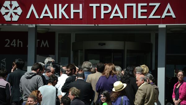 Жители Никосии стоят в очереди у здания Cyprus Popular Bank Жители Никосии стоят в очереди у здания Cyprus Popular Bank