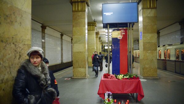 Цветы на станции метро Парк культуры в память о жертвах теракта, который произошел 29 марта 2010 года Цветы на станции метро Парк культуры в память о жертвах теракта, который произошел 29 марта 2010 года