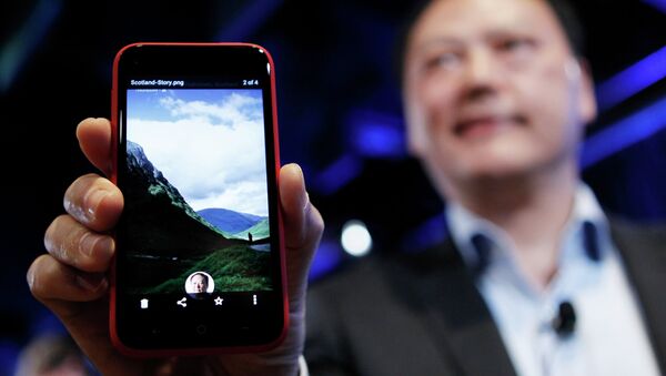Гендиректор HTC Corporation Питер Чоу держит в руках телефон Гендиректор HTC Corporation Питер Чоу держит в руках телефон