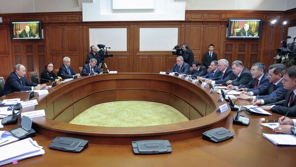 Владимир Путин (слева) проводит совещание по вопросам переселения граждан из аварийного жилищного фонда Владимир Путин (слева) проводит совещание по вопросам переселения граждан из аварийного жилищного фонда