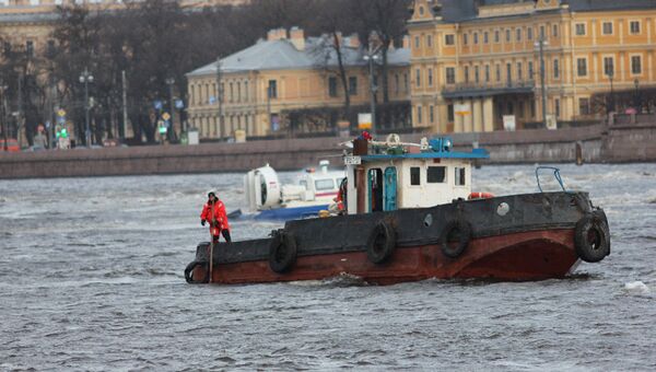 Спасательное судно МЧС России на месте крушения буксировочного катера на реке Нева в Санкт-Петербурге. Спасательное судно МЧС России на месте крушения буксировочного катера на реке Нева в Санкт-Петербурге.