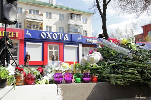 Белгородцы несут к месту трагедии цветы и свечи Белгородцы несут к месту трагедии цветы и свечи