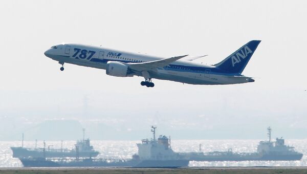 Первый тестовый полет авиалайнера Boeing-787 Dreamliner в Токио. Архивное фото Первый тестовый полет авиалайнера Boeing-787 Dreamliner в Токио. Архивное фото
