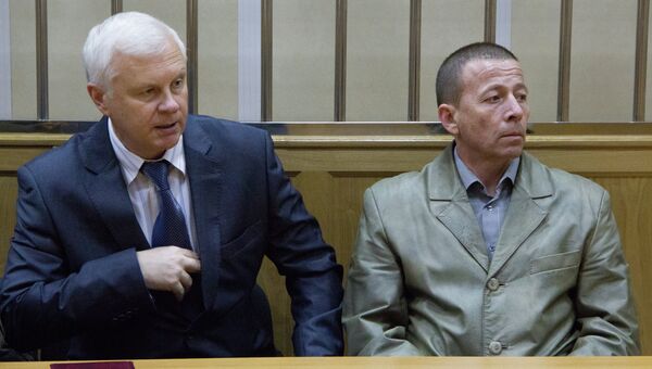 Капитан первого ранга Дмитрий Лаврентьев и его адвокат Сершей Бондарь Капитан первого ранга Дмитрий Лаврентьев и его адвокат Сершей Бондарь