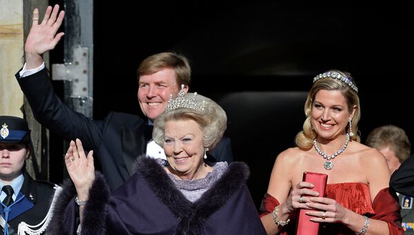 Королева Нидерландов Беатрикс, наследный принц Виллем-Александр и его жена кронпринцесса Максима Королева Нидерландов Беатрикс, наследный принц Виллем-Александр и его жена кронпринцесса Максима
