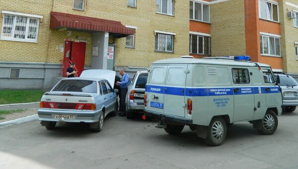 У подъезда дома в Орле, где был убит Андрей Уваров У подъезда дома в Орле, где был убит Андрей Уваров