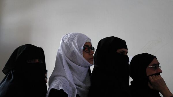 Женщины голосуют на выборах в Пакистане Женщины голосуют на выборах в Пакистане