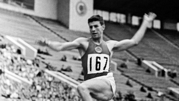 Советский спортсмен И.Тер-Ованесян в момент соревнований Советский спортсмен И.Тер-Ованесян в момент соревнований