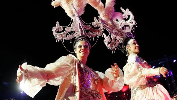 Танцоры выступают на открытии благотворительного бала Life Ball в Вене Танцоры выступают на открытии благотворительного бала Life Ball в Вене