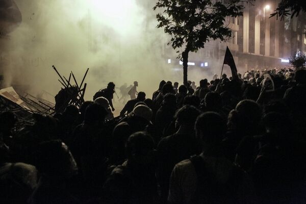 Столкновения протестующих и полиции в Турции Столкновения протестующих и полиции в Турции