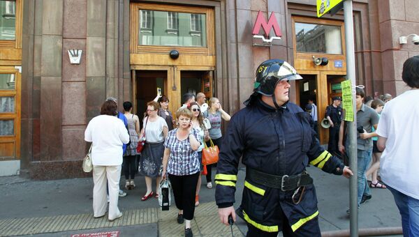 Станцию метро Охотный ряд в центре Москвы закрыли из-за пожара Станцию метро Охотный ряд в центре Москвы закрыли из-за пожара