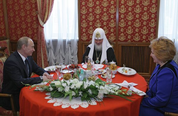 <br><br>На фото: Премьер-министр РФ Владимир Путин с супругой Людмилой прибыли в Храм Христа Спасителя <br><br>На фото: Премьер-министр РФ Владимир Путин с супругой Людмилой прибыли в Храм Христа Спасителя