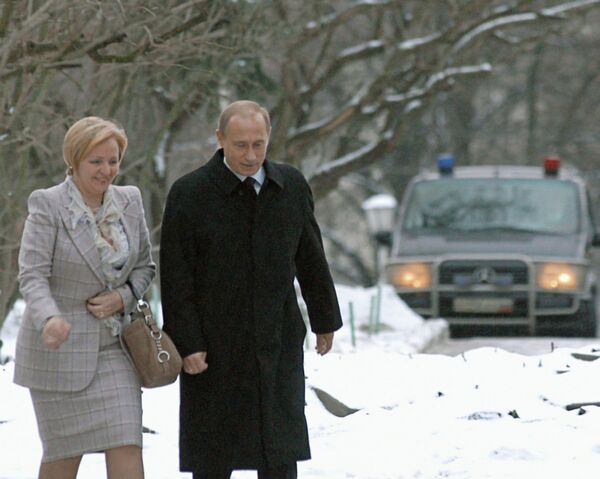 <br><br>На фото: 7 декабря 2003 года. Президент России Владимир Путин и его супруга Людмила на избирательном участке в день выборов депутатов в Госдуму и мэра Москвы <br><br>На фото: 7 декабря 2003 года. Президент России Владимир Путин и его супруга Людмила на избирательном участке в день выборов депутатов в Госдуму и мэра Москвы