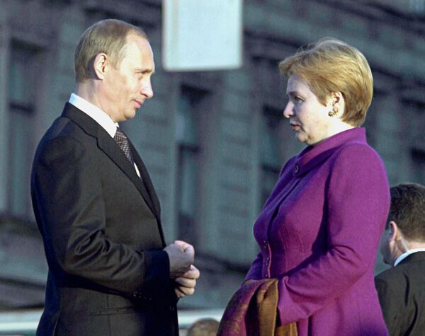 <br><br>На фото: 26 мая 2002 года. Президент России Владимир Путин и его супруга Людмила в ожидании четы Бушей на набережной Робеспьера перед прогулкой по Санкт-Петербургу <br><br>На фото: 26 мая 2002 года. Президент России Владимир Путин и его супруга Людмила в ожидании четы Бушей на набережной Робеспьера перед прогулкой по Санкт-Петербургу