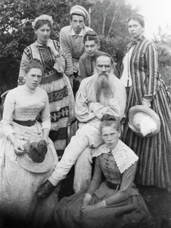 Л.Н.Толстой в кругу семьи и гостей Л.Н.Толстой в кругу семьи и гостей
