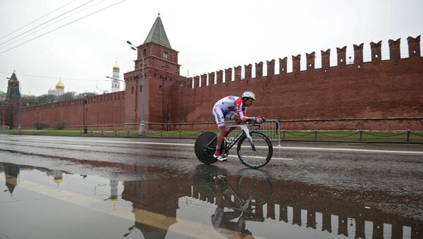 Гонщик Русвело на Кремлевской набережной во время велогонки Пять колец Москвы Гонщик Русвело на Кремлевской набережной во время велогонки Пять колец Москвы