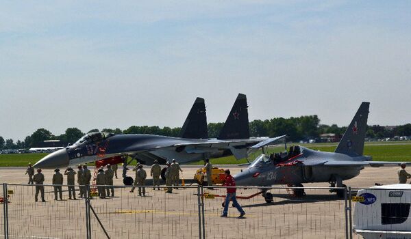 Су-35С (слева) и Як-130 (справа) на выставке в Ле Бурже Су-35С (слева) и Як-130 (справа) на выставке в Ле Бурже