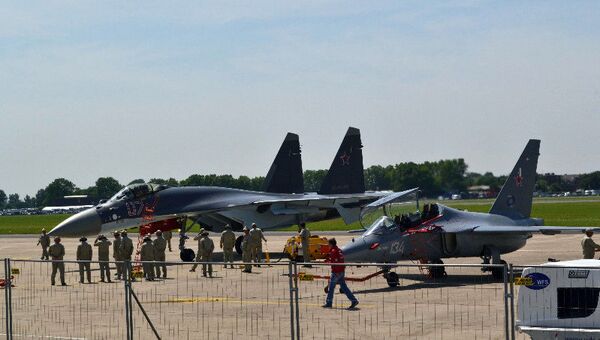 Су-35С (слева) и Як-130 (справа) на выставке в Ле Бурже Су-35С (слева) и Як-130 (справа) на выставке в Ле Бурже