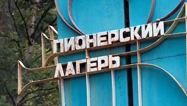 Отравление на Урале: скорая дежурит в лагере, родители увозят детей Отравление на Урале: скорая дежурит в лагере, родители увозят детей