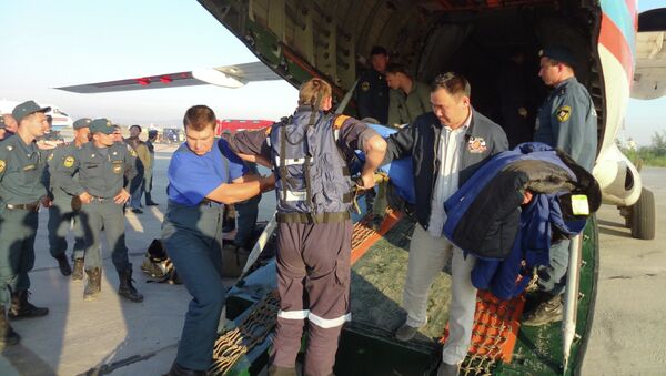 Перевозка постадавших во время крушения вертолета Ми-8 в Якутии Перевозка постадавших во время крушения вертолета Ми-8 в Якутии
