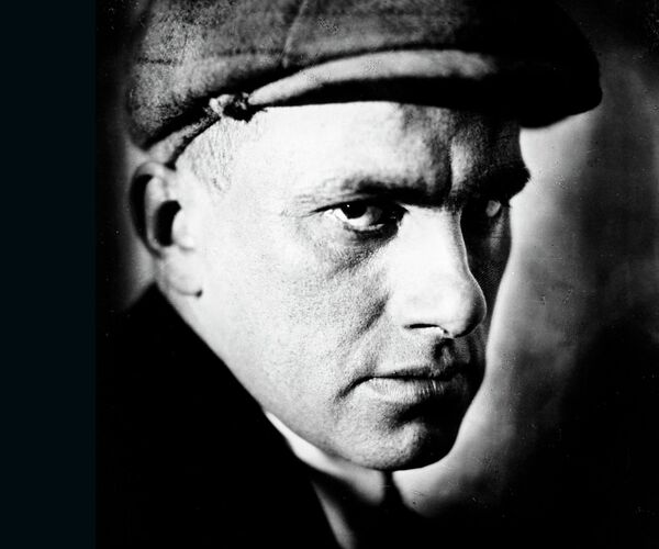 Владимир Владимирович Маяковский (19.07.1893 - 14.04.1930). 1919 год. Репродукция фотографии. Владимир Владимирович Маяковский (19.07.1893 - 14.04.1930). 1919 год. Репродукция фотографии.
