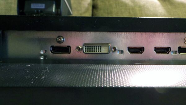 Монитор Philips 272P4. Справа и слева — входной и выходной DisplayPort Монитор Philips 272P4. Справа и слева — входной и выходной DisplayPort