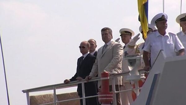 Путин и Янукович на катере осмотрели боевые корабли в Севастополе Путин и Янукович на катере осмотрели боевые корабли в Севастополе