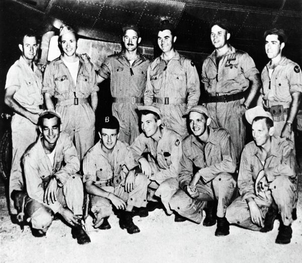 Экипаж американского бомбардировщика Enola Gay, сбросившего бомбу на Хиросиму Экипаж американского бомбардировщика Enola Gay, сбросившего бомбу на Хиросиму
