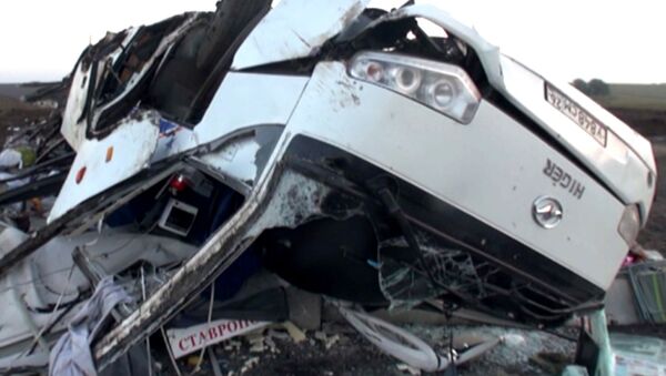 Перевернувшийся на трассе в Ставропольском крае автобус смяло и покорежило Перевернувшийся на трассе в Ставропольском крае автобус смяло и покорежило
