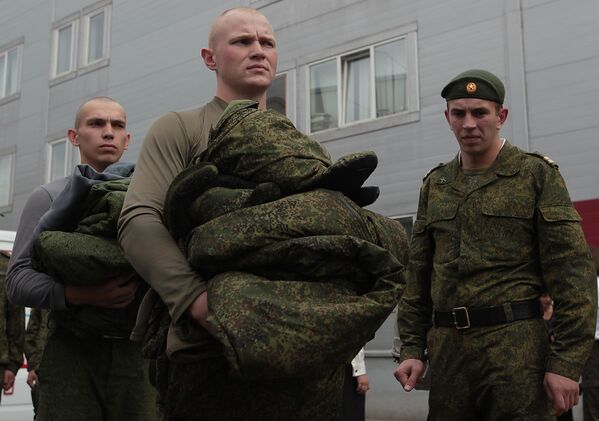 Солдаты-срочники перед демонстрацией образцов новой военной полевой формы Солдаты-срочники перед демонстрацией образцов новой военной полевой формы