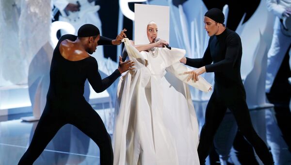 Американская певица Леди Гага выступает на MTV Video Music Awards Американская певица Леди Гага выступает на MTV Video Music Awards