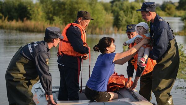 Сотрудники МЧС помогают жителям затопленной деревени в Нанайском районе. Архив Сотрудники МЧС помогают жителям затопленной деревени в Нанайском районе. Архив