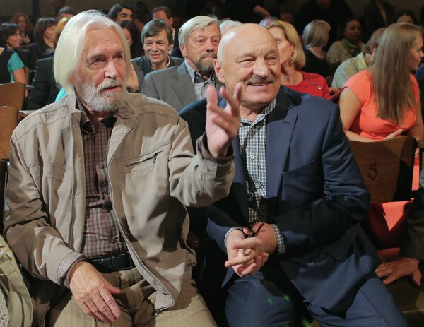 Актеры театра Станислав Любшин и Николай Чиндяйкин. Сбор труппы МХТ им. А.П.Чехова Актеры театра Станислав Любшин и Николай Чиндяйкин. Сбор труппы МХТ им. А.П.Чехова
