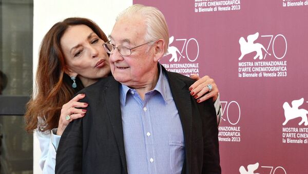 Режиссер Анджей Вайда и актриса Мария Розария Омаджо во время фотоколла фильма Валенса Режиссер Анджей Вайда и актриса Мария Розария Омаджо во время фотоколла фильма Валенса