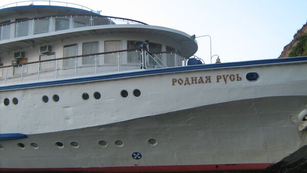 Пассажирский теплоход Родная Русь уперся в берег под Волгоградом Пассажирский теплоход Родная Русь уперся в берег под Волгоградом
