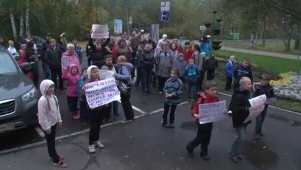 Ученики столичной школы № 740 во время протеста против закрытия учебного заведения за нарушение санитарных норм Ученики столичной школы № 740 во время протеста против закрытия учебного заведения за нарушение санитарных норм