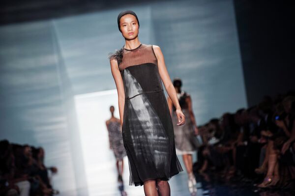 Показ весенне-летней коллекции Vera Wang на Неделе моды в Нью-Йорке Показ весенне-летней коллекции Vera Wang на Неделе моды в Нью-Йорке