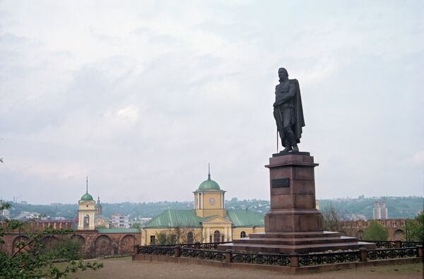 Памятник Михаилу Голенищеву-Кутузову Памятник Михаилу Голенищеву-Кутузову