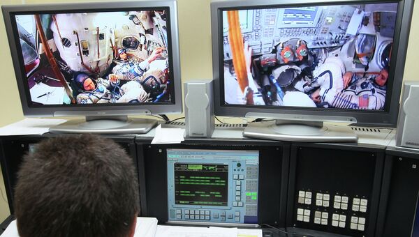 Космонавты Олег Котов, Сергей Рязанский и Майкл Хопкинс Космонавты Олег Котов, Сергей Рязанский и Майкл Хопкинс