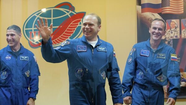Космонавты Роскосмоса Сергей Рязанский, Олег Котов и астронавт NASA Майкл Хопкинс. Архивное фото Космонавты Роскосмоса Сергей Рязанский, Олег Котов и астронавт NASA Майкл Хопкинс. Архивное фото
