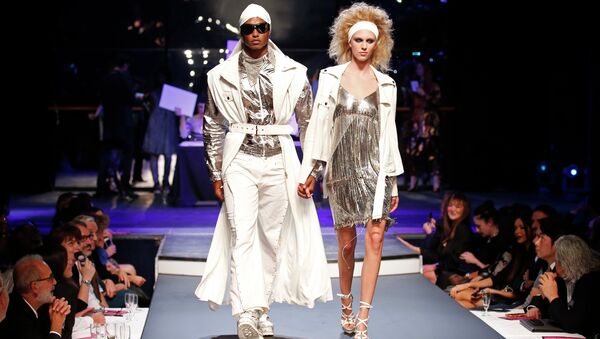 Показ весенне-летней коллекции Jean Paul Gaultier на Неделе моды в Париже Показ весенне-летней коллекции Jean Paul Gaultier на Неделе моды в Париже