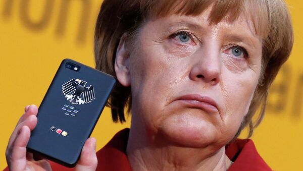 Канцлер Германии Ангела Меркель держит BlackBerry, архивное фото Канцлер Германии Ангела Меркель держит BlackBerry, архивное фото
