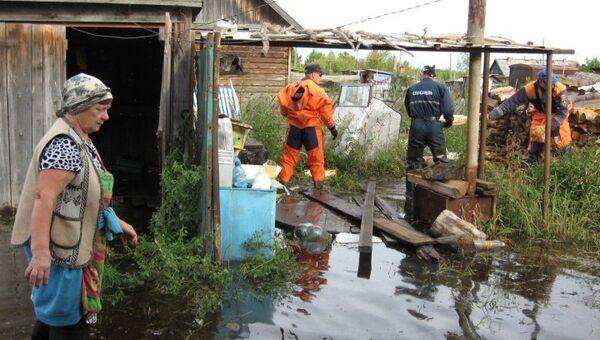 Спасатели Владивостокского отряда МЧС России по Приморью во время наводнения эвакуировали жителей села Мариинское Хабаровского края Спасатели Владивостокского отряда МЧС России по Приморью во время наводнения эвакуировали жителей села Мариинское Хабаровского края