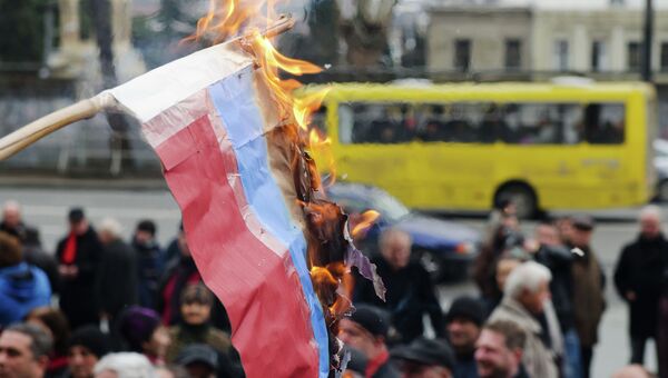 Сожжение государственного флага РФ в Грузии. Архивное фото Сожжение государственного флага РФ в Грузии. Архивное фото