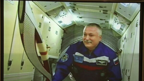 Космонавт Роскосмоса Михаил Тюрин с олимпийским факелом на Международной космической станции Космонавт Роскосмоса Михаил Тюрин с олимпийским факелом на Международной космической станции