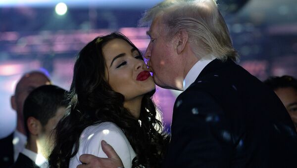 Американский миллиардер, телефедущий Дональд Трамп и обладательница титула Мисс Вселенная 2012 Оливия Калпо на вечеринке после финала конкурса Мисс Вселенная 2013 Американский миллиардер, телефедущий Дональд Трамп и обладательница титула Мисс Вселенная 2012 Оливия Калпо на вечеринке после финала конкурса Мисс Вселенная 2013